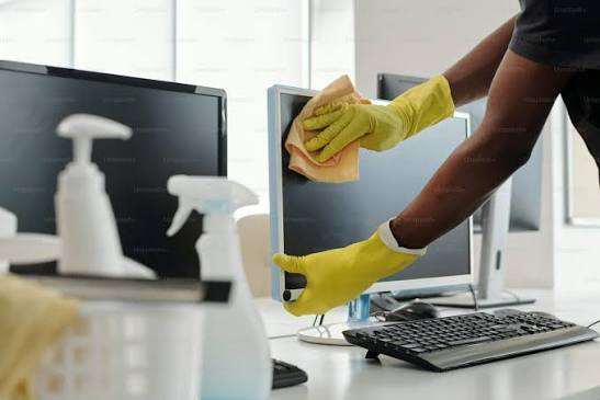 Helles und sauberes Büro mit Arbeitsplätzen