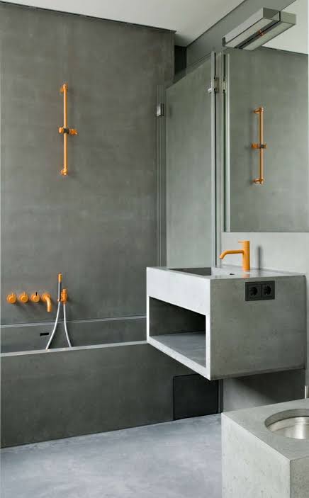 Salle de bain rénovée, douche vitrée et vasque suspendue