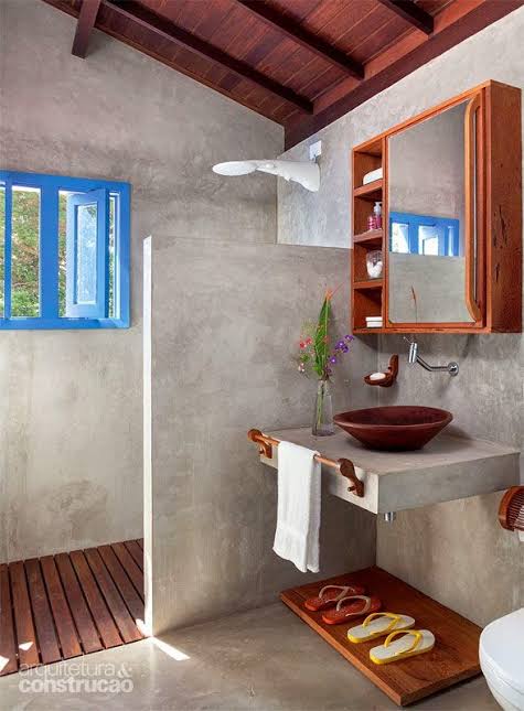 Vasque et miroir lumineux dans une salle de bain rénovée