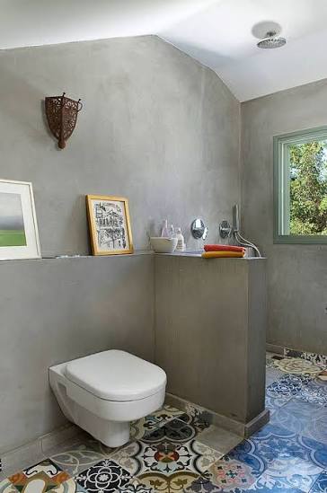 Salle de bain design avec vasque et rangements intégrés