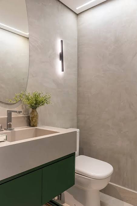 Douche vitrée et grand carrelage dans une salle de bain élégante