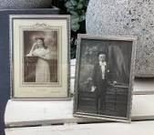 Photo frame Vintage silver-colored metal photo frame with a thin, elegant  edge - made around 1960 - a stylish gift for your loved one.