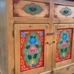 Os voy a contar como he transformado este antiguo mueble repostero en un  mueble con un toque tibetano . Después de un laborioso proceso de decapado,  logré revelar su color natural de madera, dejando ...