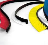 Flexible strip brushes in skeins on elastic PP support