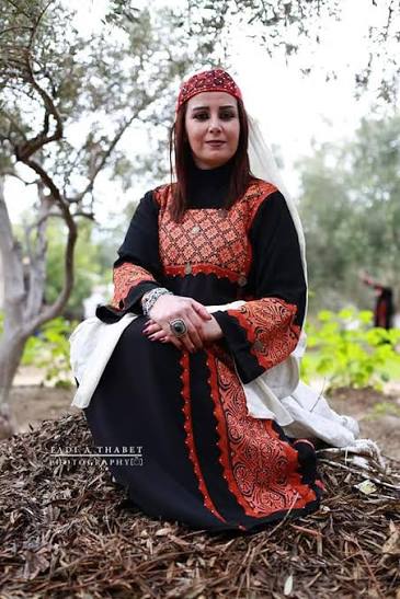 اللباس التقليدي الفلسطيني أو الأزياء الفلسطينية جزء من ثقافة الشعب الفلسطيني  وتراثه الشعبي على امتداد تواجده في فلسطين التاريخية، بحيث يمثل كل ثوب جزء  من هذه الثقافة سواء كانت مدنية أو فلاحية
