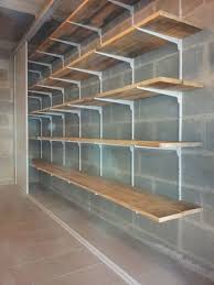 Realisez Un Rangement Simple Dans Votre Garage Rangement Mural Rangement Maison Etagere Garage