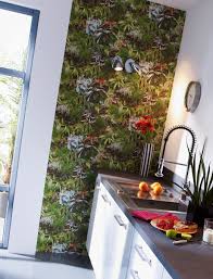 Ambiance Deco Tropicale Dans La Cuisine Avec Ce Papier Peint Vert Mur Vegetal Papier Peint Papier Peint Vert Mur Vegetal