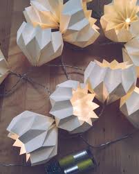 Wunderbare Lichterkette Mit Zwolf Handgefalteten Weissen Origami Bluten Die Led Lichterkette Erzeugt Ein Warmes Origami Lights Origami Design Fairy Lights Diy