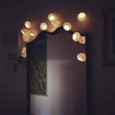 Wunderbare Lichterkette Mit Zwolf Handgefalteten Weissen Origami Bluten Die Led Lichterkette Erzeugt Ein Warmes Gemutliches Origami Lights Origami Lamp Decor
