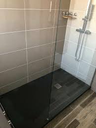 Salle De Bain Complete Douche Avec Receveur Noir Faiences Taupe Et Blanche Realisee Par An O Faience Douche Salle De Bains Moderne Salle De Bain Douche