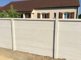 Cloture En Beton Arme Teinte Dans La Masse Couleur Pin Plaques Et Poteaux Aspect Bois Chaperon Droi Cloture En Beton Cloture Jardin Bois Idee Deco Exterieur