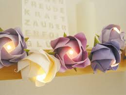 Lichterkette Mit Rosen Bluten In Lavendel Girlande Wohnzimmer Lila Rosen Lichterkette Tischdeko Taufe