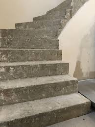 Un Escalier En Beton Brut Transforme Avec Du Beton Cire Escalier Beton Escalier Beton Cire Beton Brut