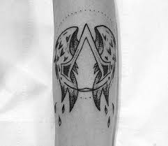 60 Assassins Creed Tattoo Designs Fur Manner Videospiel Tinten Ideen Assassins Creed Tattoo Unterarm Tattoo Mann Assassins Creed