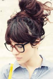 Hipster Frisur Ideen Und Stylingtipps Fur Manner Und Frauen Hipster Frisur Frisur Hochgesteckt Frisuren Mit Pony