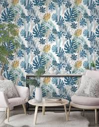 Une Jungle Vegetale Aux Coloris Frais Et Tendance S Epanouie Sur Les Murs Du Salon Avec Le Papier Peint Viny Papier Peint Vinyle Papier Peint Deco Papier Peint