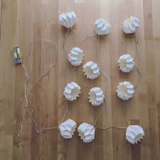 Wunderbare Lichterkette Mit Zwolf Handgefalteten Weissen Origami Bluten Die Led Lichterkette Erzeugt Ein Warmes Gemut 3d Origami Origami Scandinavian Interior