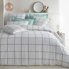 Housse De Couette En Percale De Coton Et Son Imprime A Carreaux Minimalistes Tres Tendance Pour Une Atmosphere Parrure De Lit Housse De Couette Parure De Lit