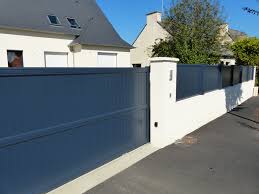 Portail Coulissant Aluminium Automatique Bleu Canon Avec Palissades Alu Assorti Avec Le Mur Enduit Et Les Jardin Japonais Creation Jardin Jardin Zen Interieur