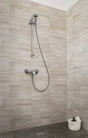 Des Lames De Pvc Pour Habiller Les Murs De La Salle De Bain Badkamerideeen Badkamer