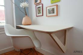 Bureau Sur Mesure Le Plan De Travail Suspendu Avec Equerre Laterale Assortie Et Une Decoupe Du Plateau De Bureau Design Idees De Meubles Bureau Suspendu