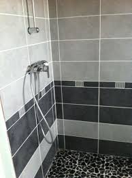 Jeux De Faiences Dans Cette Douche A L Italienne Avec Sol En Galets Gris Anthracite Par Maisons Arlogis Douche Italienne Douche Italienne Galet Salle De Bain