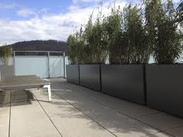 Jardiniere Design En Fibre Ciment Brise Vue Vert Sur Le Balcon Avec Images Jardiniere Design Fibre Ciment Intimite De Balcon