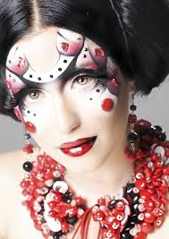 Zum Karneval Schminken In Rot Weiss Und Mit Strass Und Glitzersteinen Karneval Rot Weiss Karneval Schminken Fantasy Make Up Extremes Makeup
