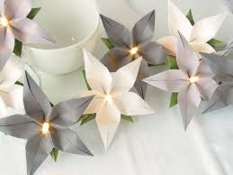 Lichterkette Mit Sternchen Bluten Aus Papier Flower Crafts Handmade Crafts Crafts