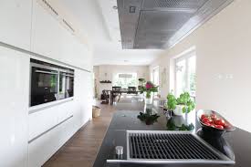 In Die Wand Integrierte Kuchenschranke Ein Freistehender Kuchenblock Holchglanzfronten Und Led Beleuchtung Runden Diese Kuch Kuche Block Haus Raumaufteilung