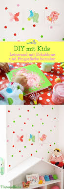 Diy Mit Kindern Schone Leinwande Selber Gestalten Mit Schablone Aus Folie Und Fingerfarben Stempeln Und Pinse Leinwand Selber Gestalten Diy Kinder Schablonen