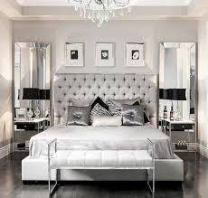 Zwei Spiegel An Den Beiden Seiten Des Bettes Graue Kissen Schlafzimmer Grau Schlafzimmer Design Schlafzimmerdekoration Zimmer