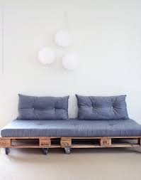 Idees Pour Recycler Son Vieux Matelas Tout Sur Les Matelas Meuble Palette Vieux Matelas Canape En Bois