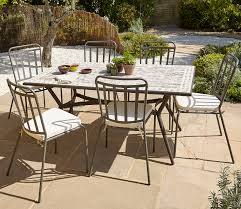 Pour Un Aspect Authentique Et Chaleureux Optez Pour Cette Table Ornee De Marbre Et Porcelaine Une Invitat Table Jardin Metal Table De Jardin Chaise De Jardin