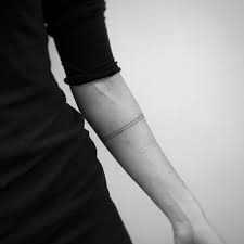 40 Stylish Armband Tattoos For Men Women Tattooblend Grup Dovme Erkek Dovmeleri Kol Bandi Dovmesi