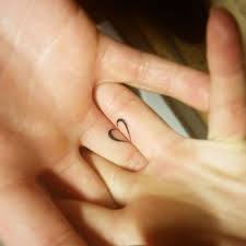 Ideen Fur Tattoos Die Sich Erganzen Kleines Abgeteiltes Herz An Ringfingern Bedeutung Finger Ideen In 2020 Matching Couple Tattoos Matching Tattoos Friend Tattoos