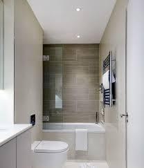 Schmales Bad In Creme Und Wandfliesen In Holzoptik Badezimmer Renovieren Badgestaltung Kleines Schmales Badezimmer