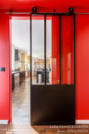 Une Porte Verriere Separe Desormais Le Salon De La Cuisine Familiale Maison Cuisine Verriere Maisons De Village