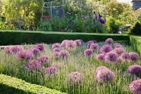 Rasenkante Und Beeteinfassung Zahlreiche Ideen Und Praktische Tipps Rasenkanten Beeteinfassung Garten Landschaftsbau