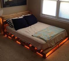 1001 Idees Sommier En Palette Voici Une Pile D Idees Pour Un Lit Diy Lit En Palette Meuble Palette Mobilier De Salon