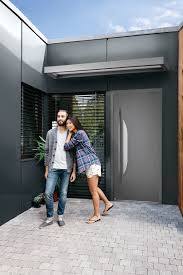 Modele Azur Lignes Pures Avec Barre De Tirage Integree De Maniere Subtile Dans La Porte Declinais Porte Entree Aluminium Portes D Entree Contemporaines Portes