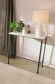 Tuto Fabriquez Une Jolie Console Design Avec Une Plateau Effet Marbre Et D Elegants Pieds En Metal Castorama Doit D Console Design Console Marbre Console