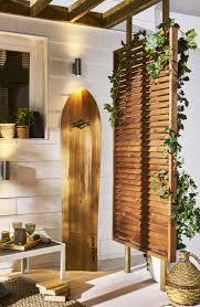 A La Nuit Tombee La Facade De La Maison Manque Un Peu De Caractere Offrez Lui Une Mise En Lumiere Spectaculaire Panneau Bois Persienne Persienne Bois