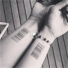 1001 Ideen Und Bilder Zum Thema Partnertattoo Coupletattoos Smallcoupletattoos Tattooideas Partnertattoo Tattoos Handgelenk Liebes Tattoos