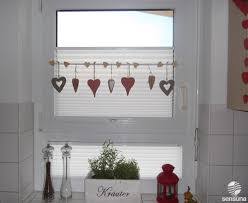 Tolle Fensterdeko Am Kuchenfenster Und Dazu Passende Plissees Vom Raumtextilienshop Herz Deko Krauter Fenster Dekor Kuche Fenster Fensterdekoration