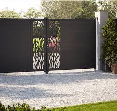 Un Portail A La Fois Decoratif Mais Qui Apporte Aussi A Votre Jardin Une Securite Supplementaire Adoptez Le Portail De La Portail Alu Portail Portail Jardin