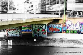 Die Salztorbrucke Ist Eine Der Eher Unscheinbareren Donaukanalbrucken Trotzdem Lasst Sich Hier Durch Graffiti Dem Donaukanal Graffiti Leinwanddruck Leinwand
