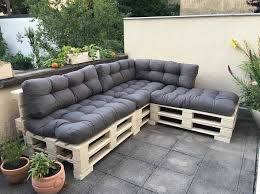 Meuble Avec Palette En Bois Avec Coussin D Assise Gris Sur Une Terrasse Couverte De Dalles Salon En Palettes Salon De Jardin Palettes Canape De Palette En Bois