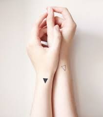 50 Kleine Partner Tattoos Romantische Ideen Fur Ein Partnertattoo Mit Bildern Tattoo Ideen Dreieck Tattoo Tatowierungen