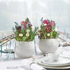 Tischdeko Fruhling Gefass Duo Mit Muscari Tulpen Primeln Und Schleifchenbogen Ostern Tischdekoration Tischdeko Fruhling Ostern Blumen